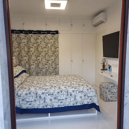 Apartment Appartamento Rapallo - Le 5 Terre - Portofino - Sky Garden Maria Jose - Attico Vista Mare - Terraces - 2 Bagni- 2 Camera Da Letto - Box, Wi-Fi, Idromassaggio Free Inteiro Attico Per Voi, Con Ascensore Rapallo