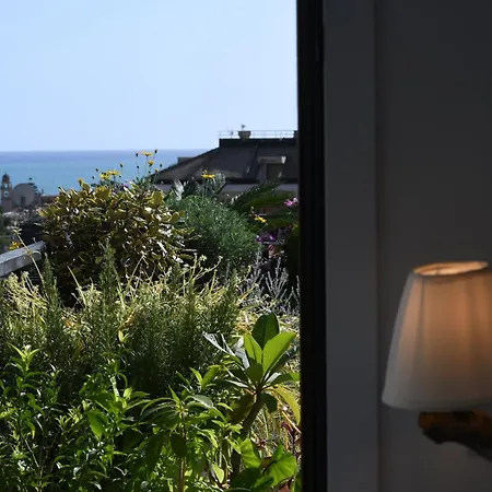 Apartment Appartamento Rapallo - Le 5 Terre - Portofino - Sky Garden Maria Jose - Attico Vista Mare - Terraces - 2 Bagni- 2 Camera Da Letto - Box, Wi-Fi, Idromassaggio Free Inteiro Attico Per Voi, Con Ascensore *