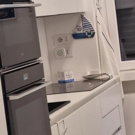 Apartment Appartamento Rapallo - Le 5 Terre - Portofino - Sky Garden Maria Jose - Attico Vista Mare - Terraces - 2 Bagni- 2 Camera Da Letto - Box, Wi-Fi, Idromassaggio Free Inteiro Attico Per Voi, Con Ascensore *