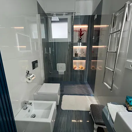 Sky Garden Maria Jose Liguria - Attico Vista Mare - Terraces - 2 Bagni- 2 Da Letto - Box, Wi-fi, Idromassaggio Free Inteiro Attico Per Voi, Con Ascensore Διαμέρισμα *