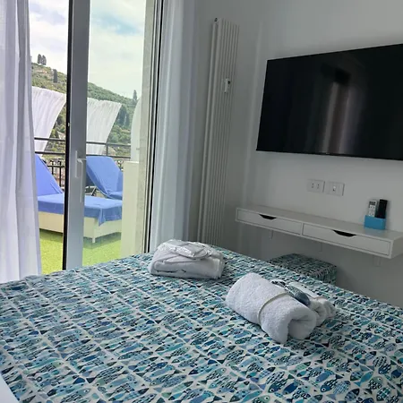 Sky Garden Maria Jose Liguria - Attico Vista Mare - Terraces - 2 Bagni- 2 Da Letto - Box, Wi-fi, Idromassaggio Free Inteiro Attico Per Voi, Con Ascensore